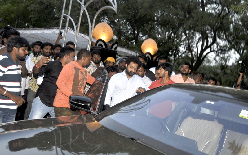 Jr-NTR-And-Kalyan-Ram-Pays-Tribute-To-NTR-At-NTR -Ghat-02